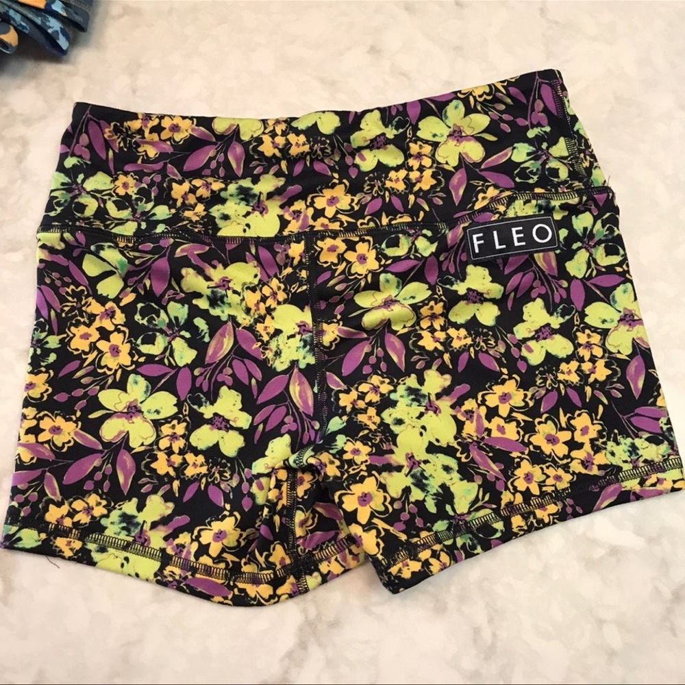Fleo power high rise AT NIGHT medium shorts - Picture 2 of 4